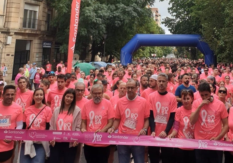 5.000 cacereños se echan a la calle contra el cáncer de mama