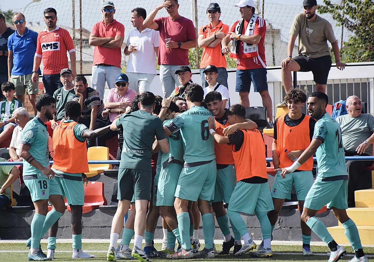 Los jugadores del Badajoz celebran el primer gol de Joge Barba en Montijo.