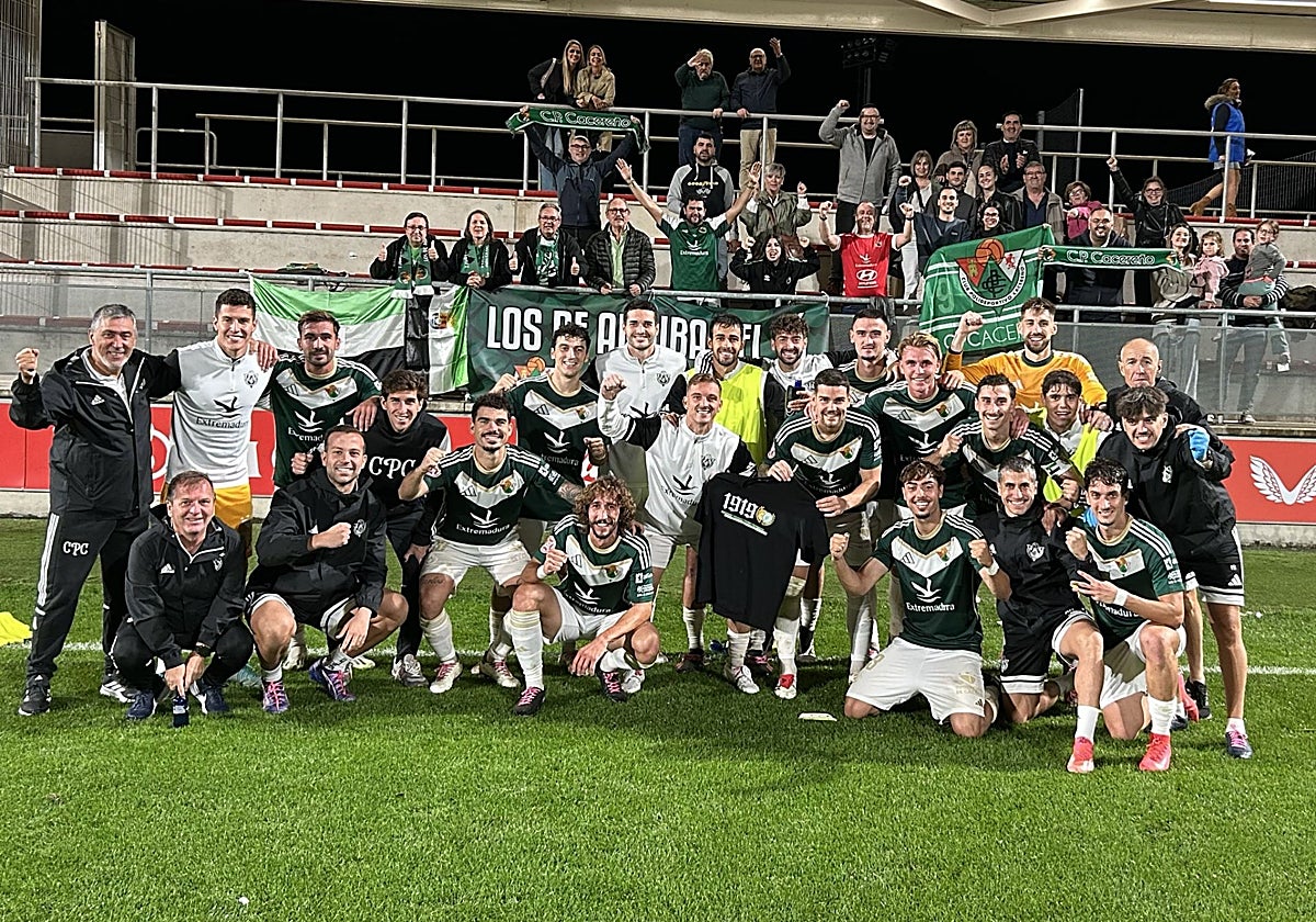 Los jugadores del Cacereño celebran su triunfo con sus aficionados presentes en Lezama.