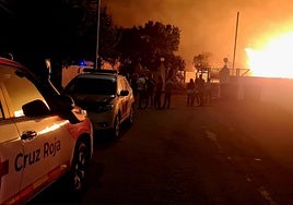 Dos personas atendidas por Cruz Roja en el incendio de la fábrica de corcho de San Vicente de Alcántara