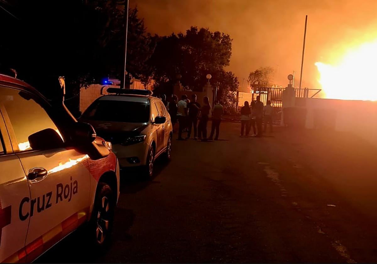 Dos personas atendidas por Cruz Roja en el incendio de la fábrica de corcho de San Vicente de Alcántara