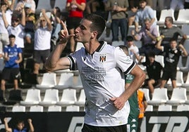 Álvaro García celebra su segundo gol ante el Arenteiro.