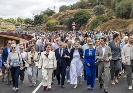 La inauración del nuevo puente ha atraído a numerosos vecinos de la localidad coincidiendo con la festividad local por San Pedro de Alcántara.