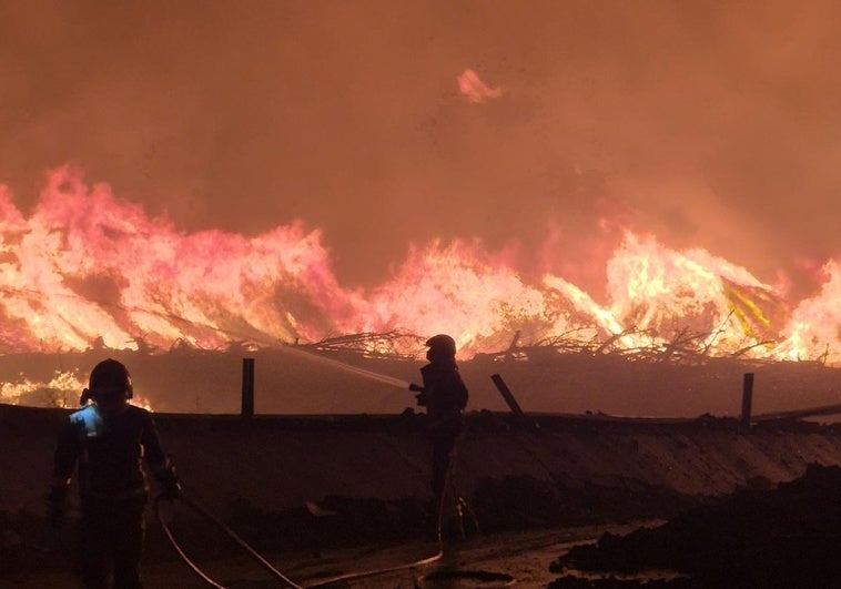 Continúa la extinción del fuego en una fábrica de corcho de San Vicente de Alcántara