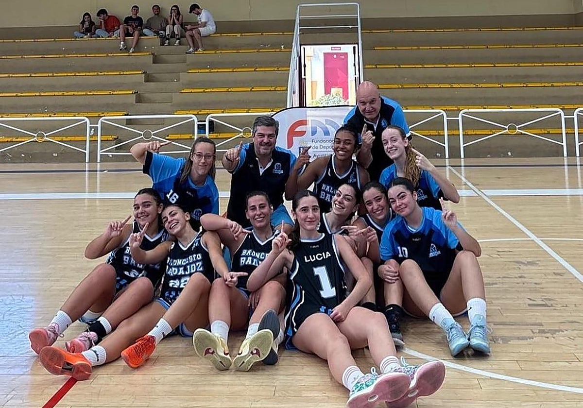 Las jugadoras del Baloncesto Badajoz celebran su victoria ante EBA.