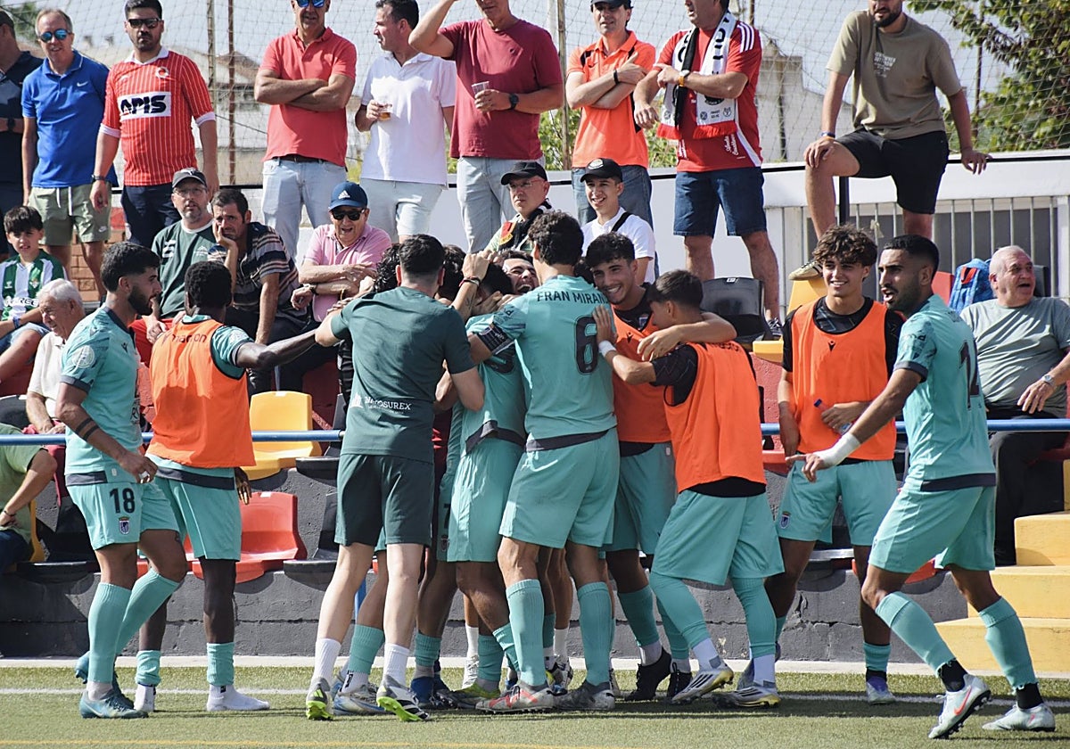 Los jugadores del Badajoz celebran el gol de Jorge Barba en Montijo.