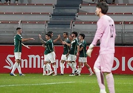 Los jugadores verdiblancos celebran uno de sus tres goles en Lezama.