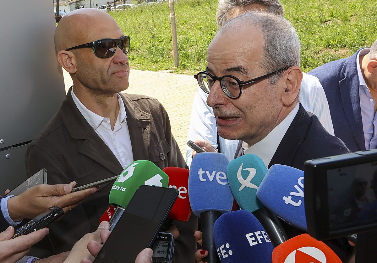 Luis Carrero, con gafas de sol junto a su abogado el día en que prestó declaración ante la jueza Biedma mientras este atiende a los periodistas congregados a las puertas del juzgado.