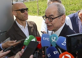 Luis Carrero, con gafas de sol junto a su abogado el día en que prestó declaración ante la jueza Biedma mientras este atiende a los periodistas congregados a las puertas del juzgado.
