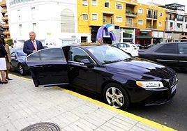 El alcalde Miguel Celdrán estrenando el coche en 2008 y que el nuevo regidor, Ignacio Gragera, jubila este año.