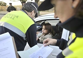 Prueba de alcoholemia a una conductora en Extremadura.