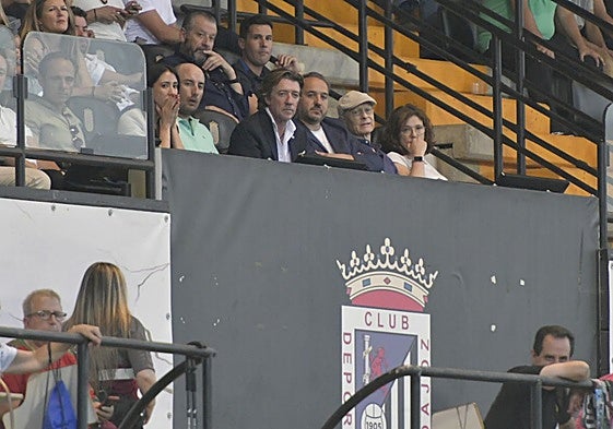 María Bernabé y Colate Vallejo-Nájera, en el palco del Nuevo Vivero durante un partido de la pasada temporada.