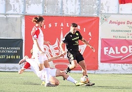 El delantero Maikel durante el partido del Extremadura contra el Antoniano en Lebrija.