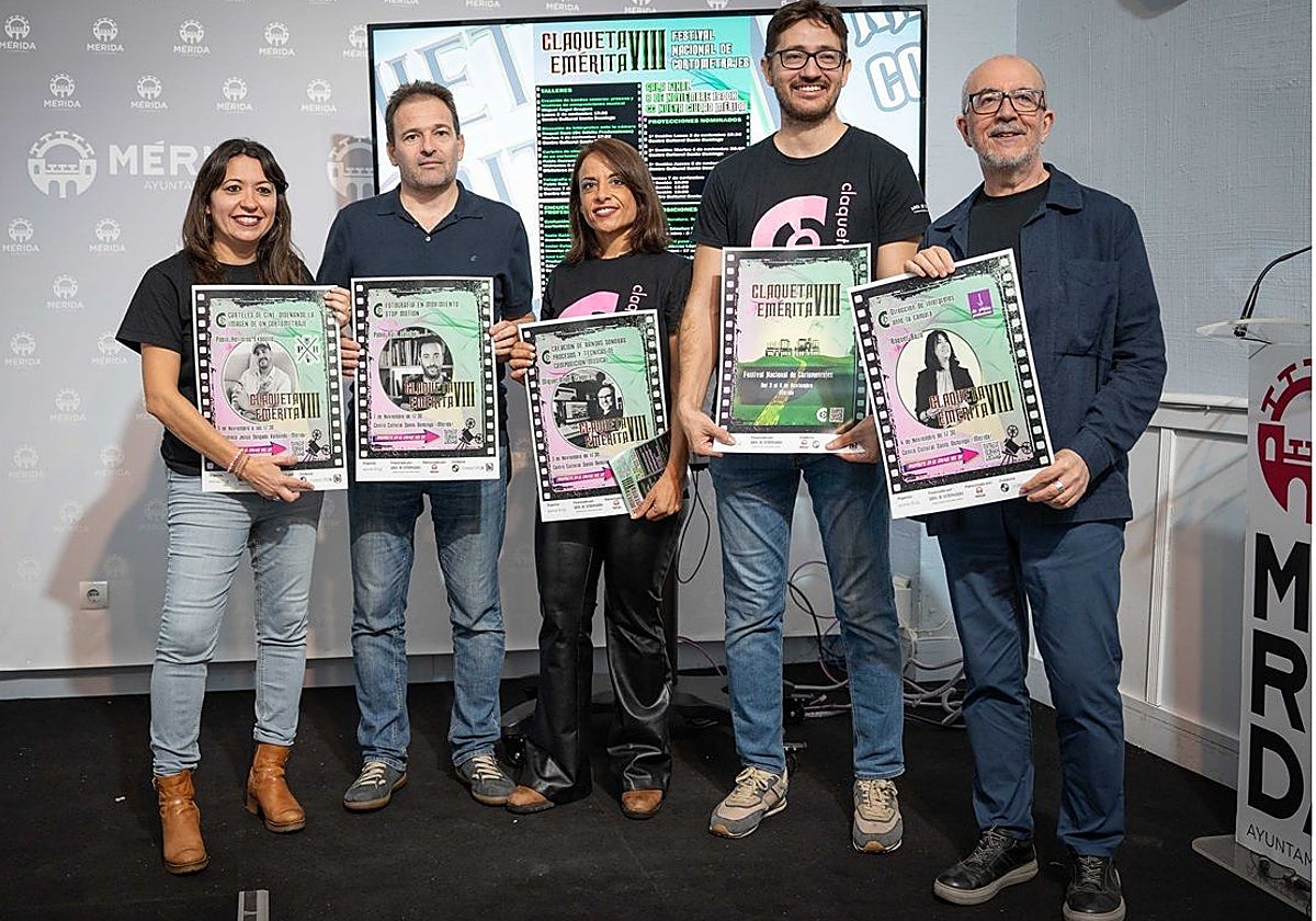 Presentación del festival con representantes de Esmérarte, Antonio Vélez y Antonio Gil Aparicio, de la Filmoteca de Extremadura, el último por la derecha.