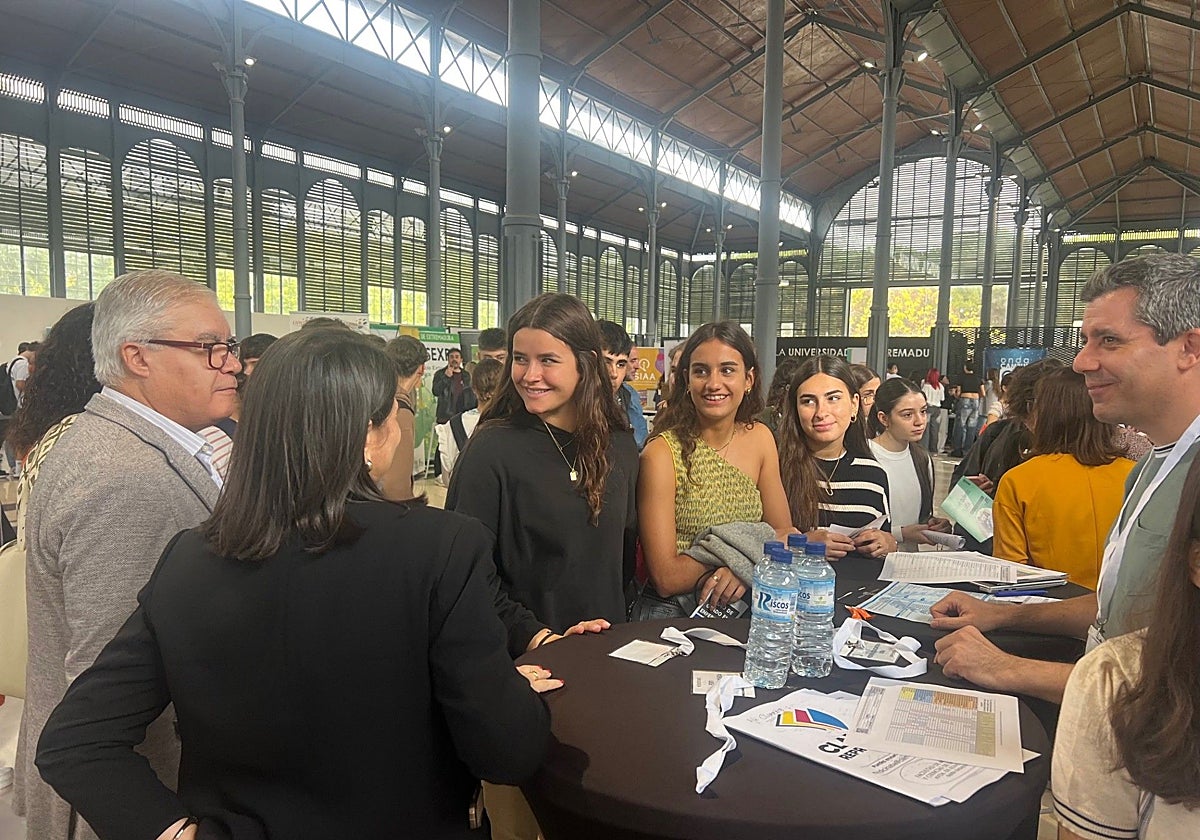 Asistentes a la feria con el rector