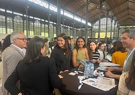 Asistentes a la feria con el rector