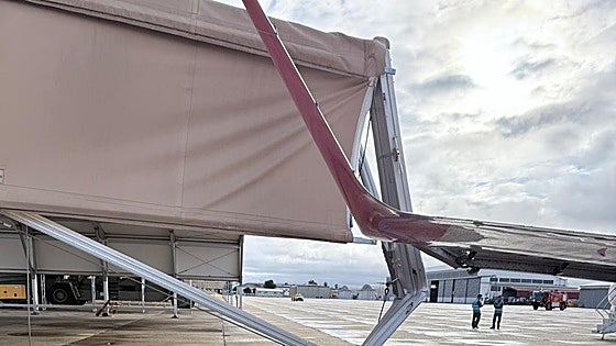 El avión Badajoz-Madrid impacta contra un hangar en el aeropuerto