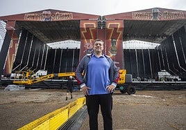 Carlos Lobo durante el montaje del Extremúsika 2024.