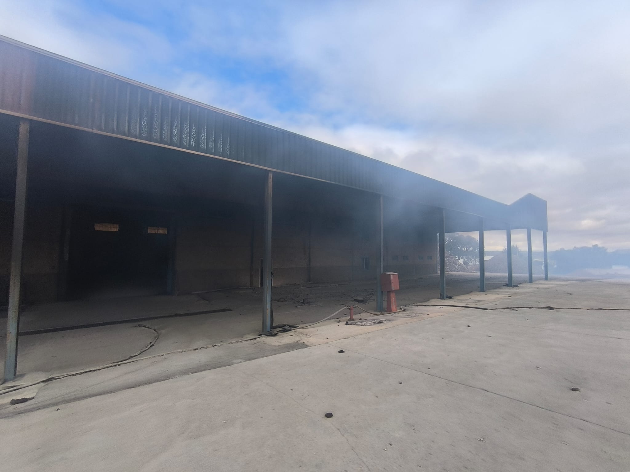 Así arde la corchera de San Vicente, dos días después de iniciarse el fuego