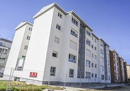 Grupo de viviendas de la Guardia Civil, donde se aprecia la primera fase ya rehabilitada y, a continuación, otros bloques de ladrillo visto.