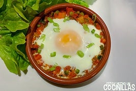 Huevo al plato con base de verduras
