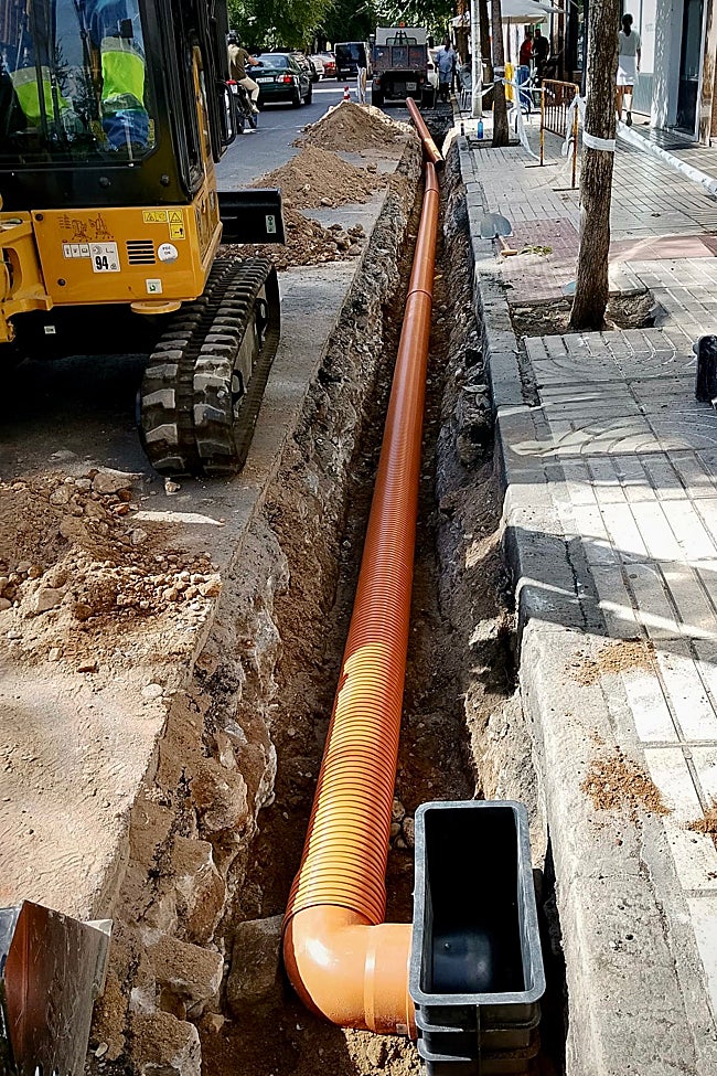 Obras para instalar las nuevas canalizaciones en la ronda del Pilar.