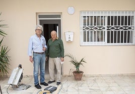 El arquitecto técnico Víctor Orts junto a José Marroyo, propietario de un local convertido en vivienda en la plaza de los Alféreces de Badajoz.
