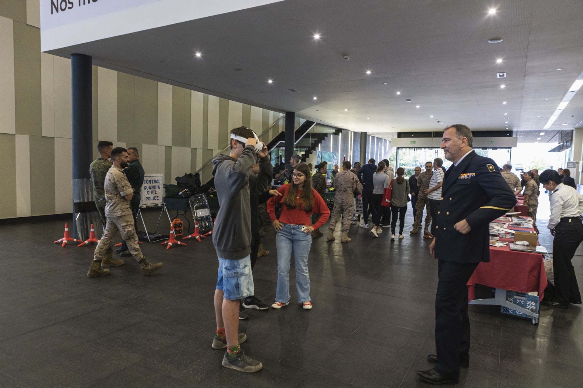 Tanques y uniformes para mostrar las salidas laborales del Ejército en Badajoz