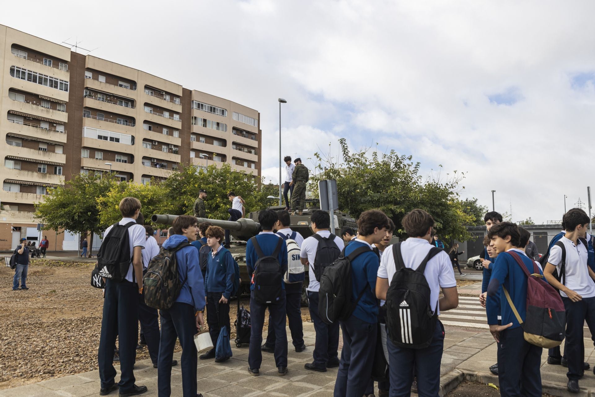 Tanques y uniformes para mostrar las salidas laborales del Ejército en Badajoz