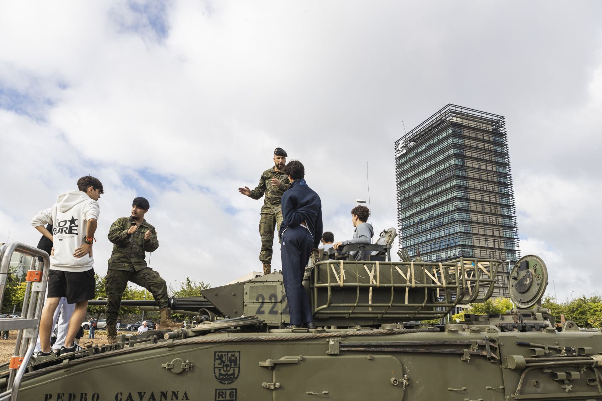 Tanques y uniformes para mostrar las salidas laborales del Ejército en Badajoz