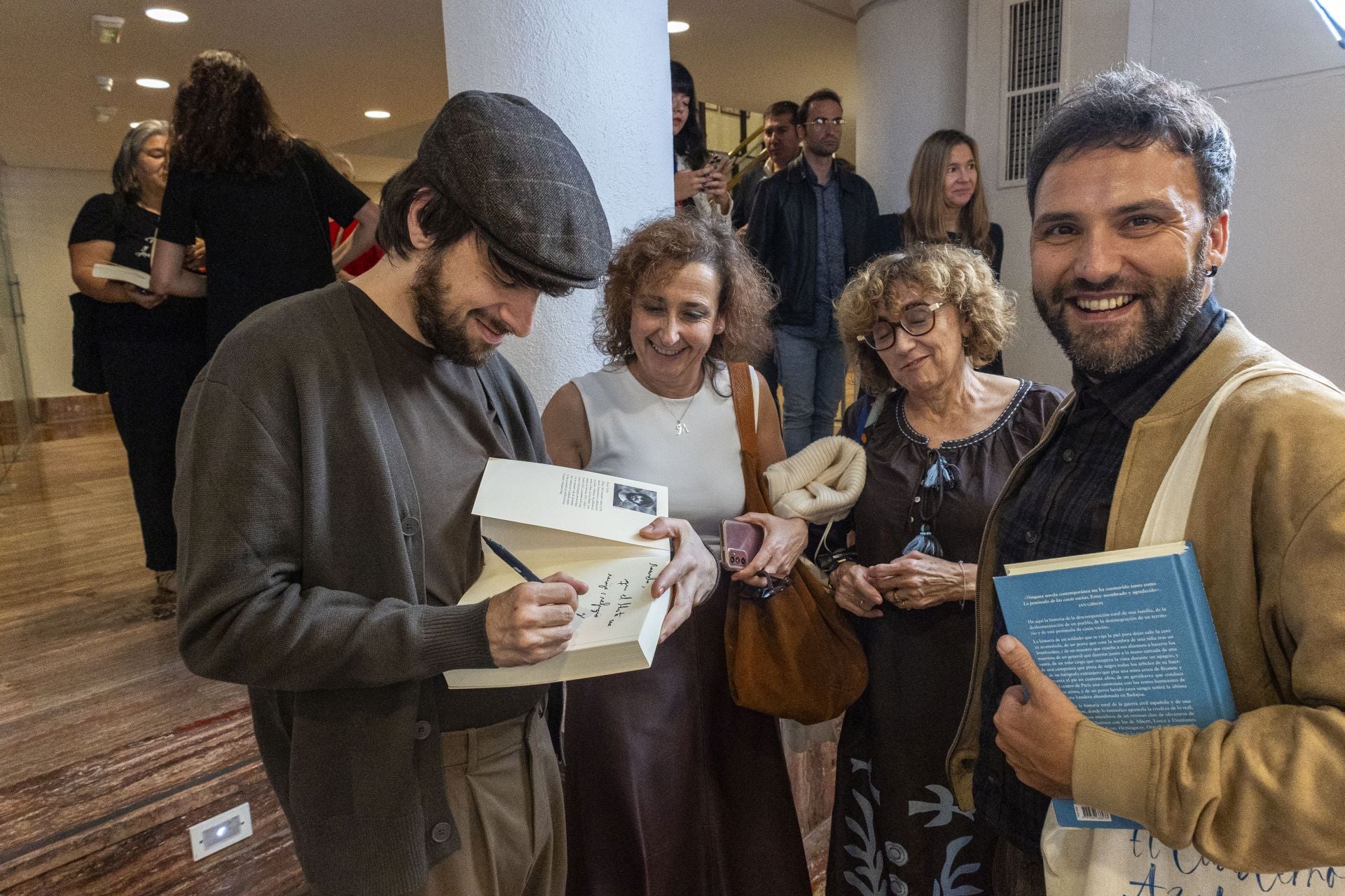 David Uclés dedicando su obra 'La península de las casas vacías' a sus lectores.