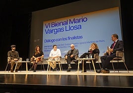 Cinco de los seis finalistas del premio de novela Bienal Vargas Llosa en el Gran Teatro de Cáceres.