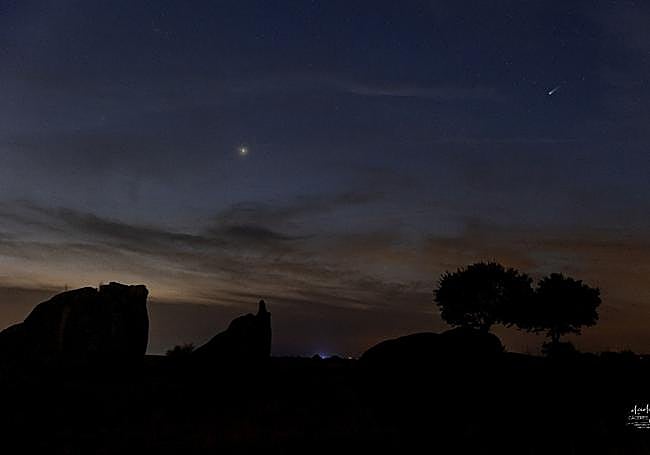 En la parte superior de la imagen, a la derecha, el cometa Lemmon. Foto captada por Lorenzo Cordero con una Canon R6 y un objetivo Canon 24/70 f2.8.