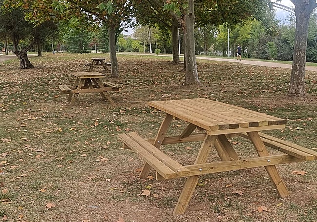 Nuevas mesas merendero colocadas.
