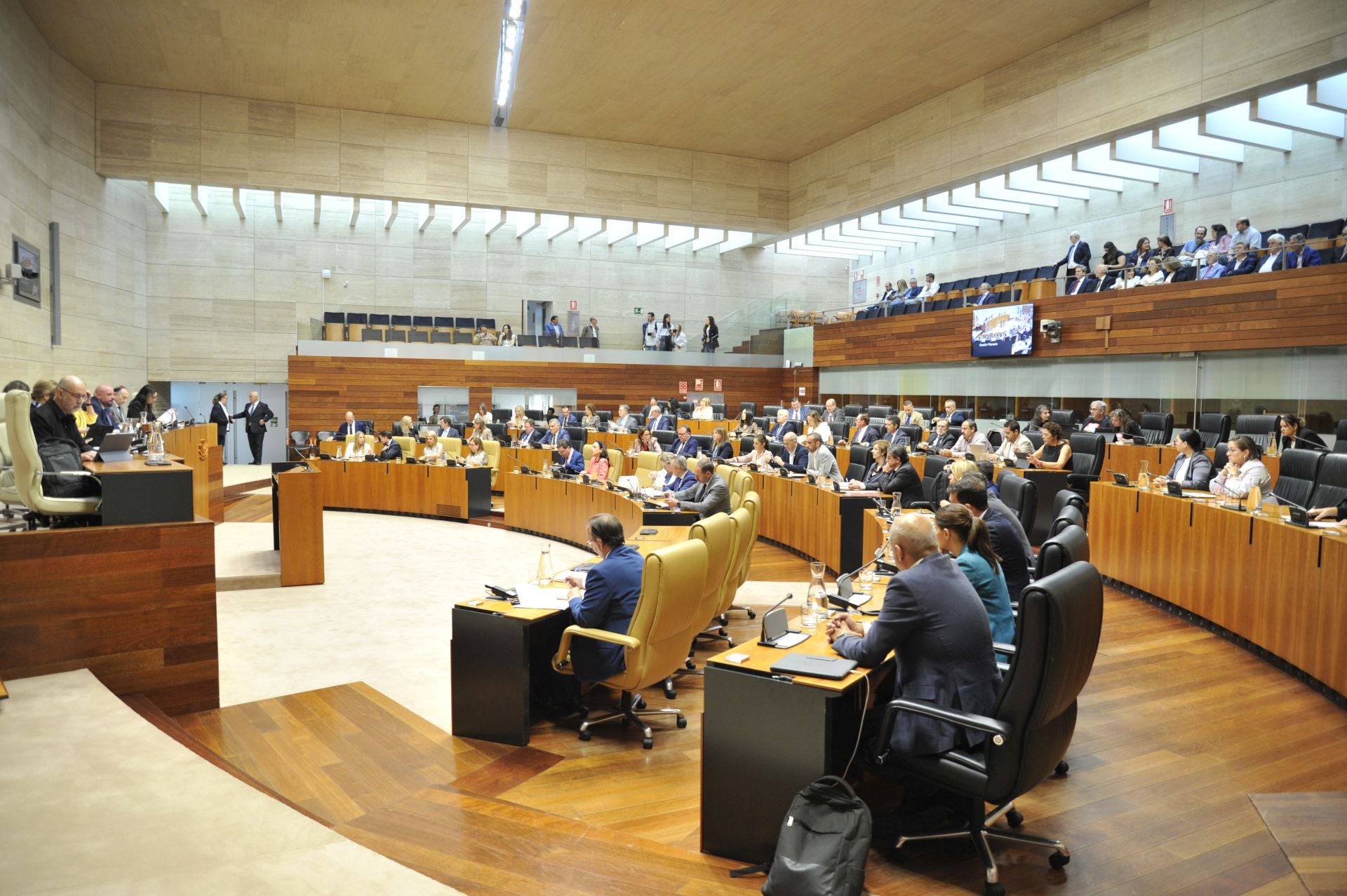El pleno de la Asamblea de Extremadura, en imágenes