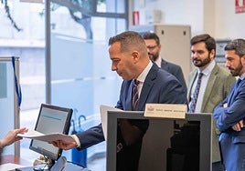 El portavoz parlamentario de Vox, Óscar Fernández Calle, registra la enmienda de totalidad al proyecto de Presupuestos para 2026.