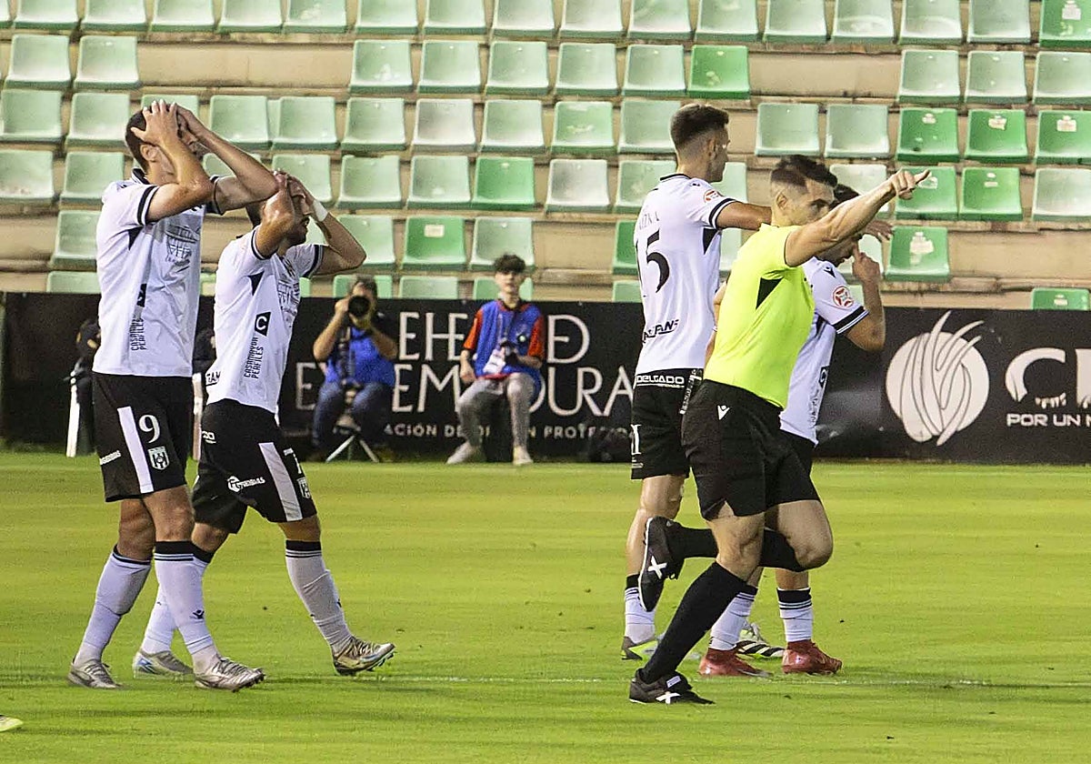 Momento en el que el colegiado anula el gol de Dibrani en el 64.