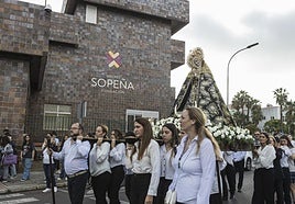 La patrona de Badajoz ha sido portada por escolares de los colegios Santa Teresa y Dolores Sopeña.