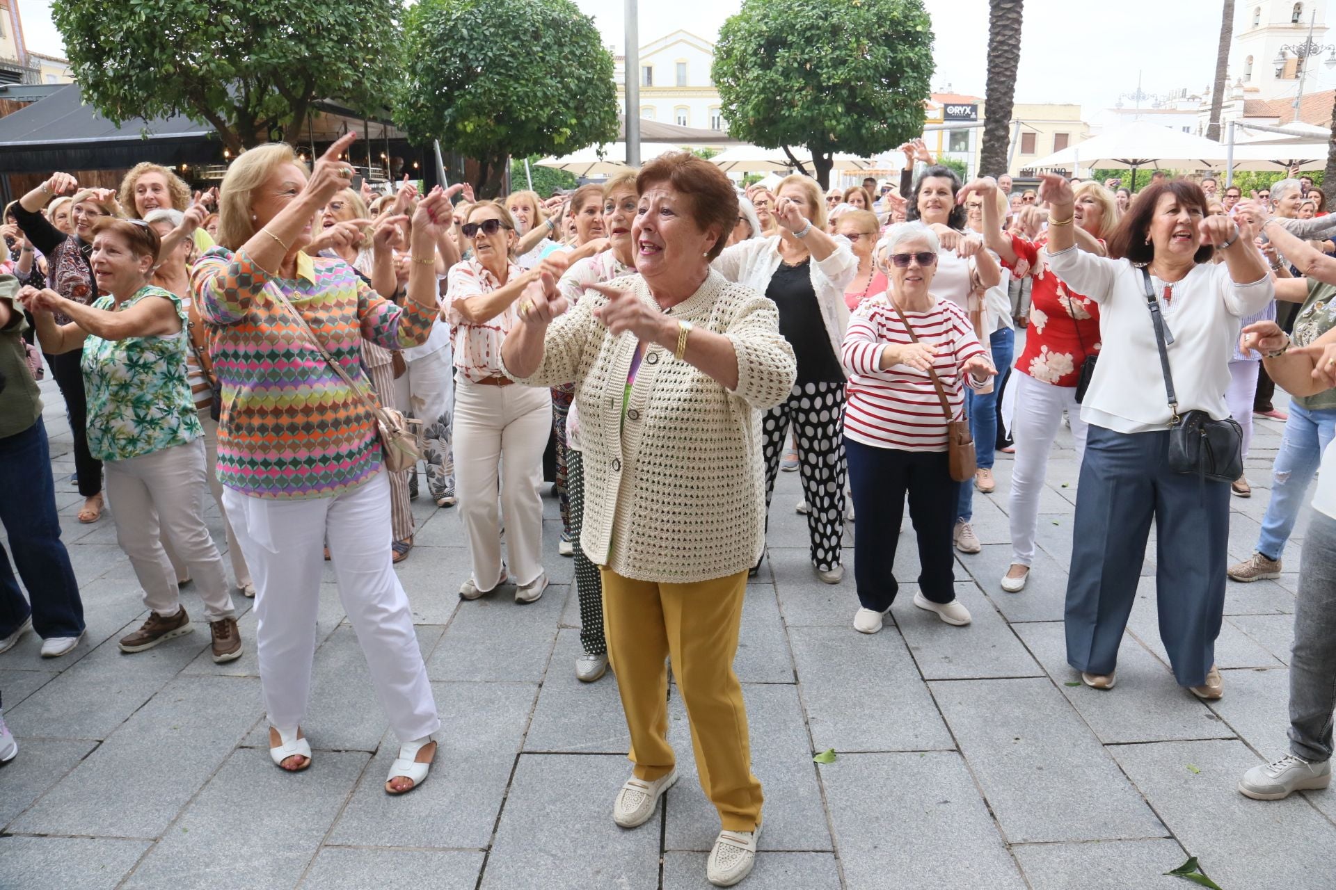 Fotos | Así ha sido el concurrido flashmob que han protagonizado los mayores en Mérida