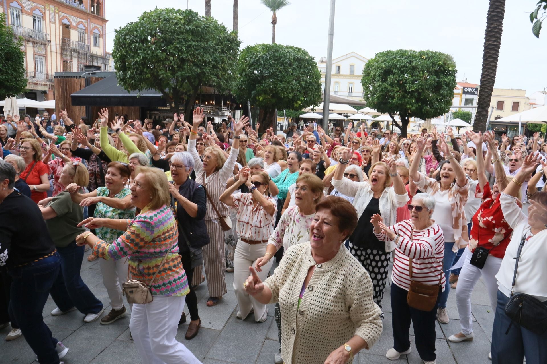 Fotos | Así ha sido el concurrido flashmob que han protagonizado los mayores en Mérida