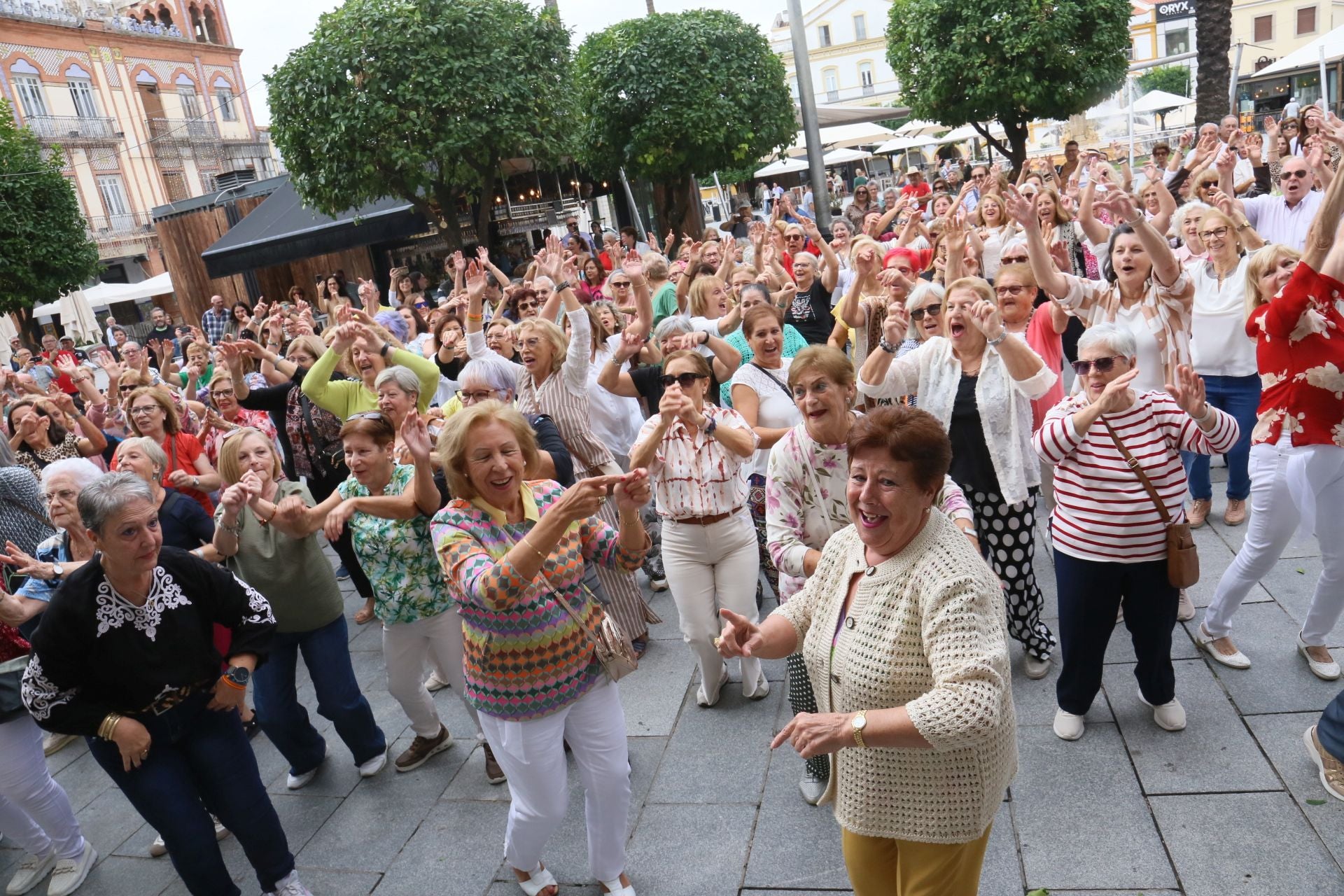 Fotos | Así ha sido el concurrido flashmob que han protagonizado los mayores en Mérida