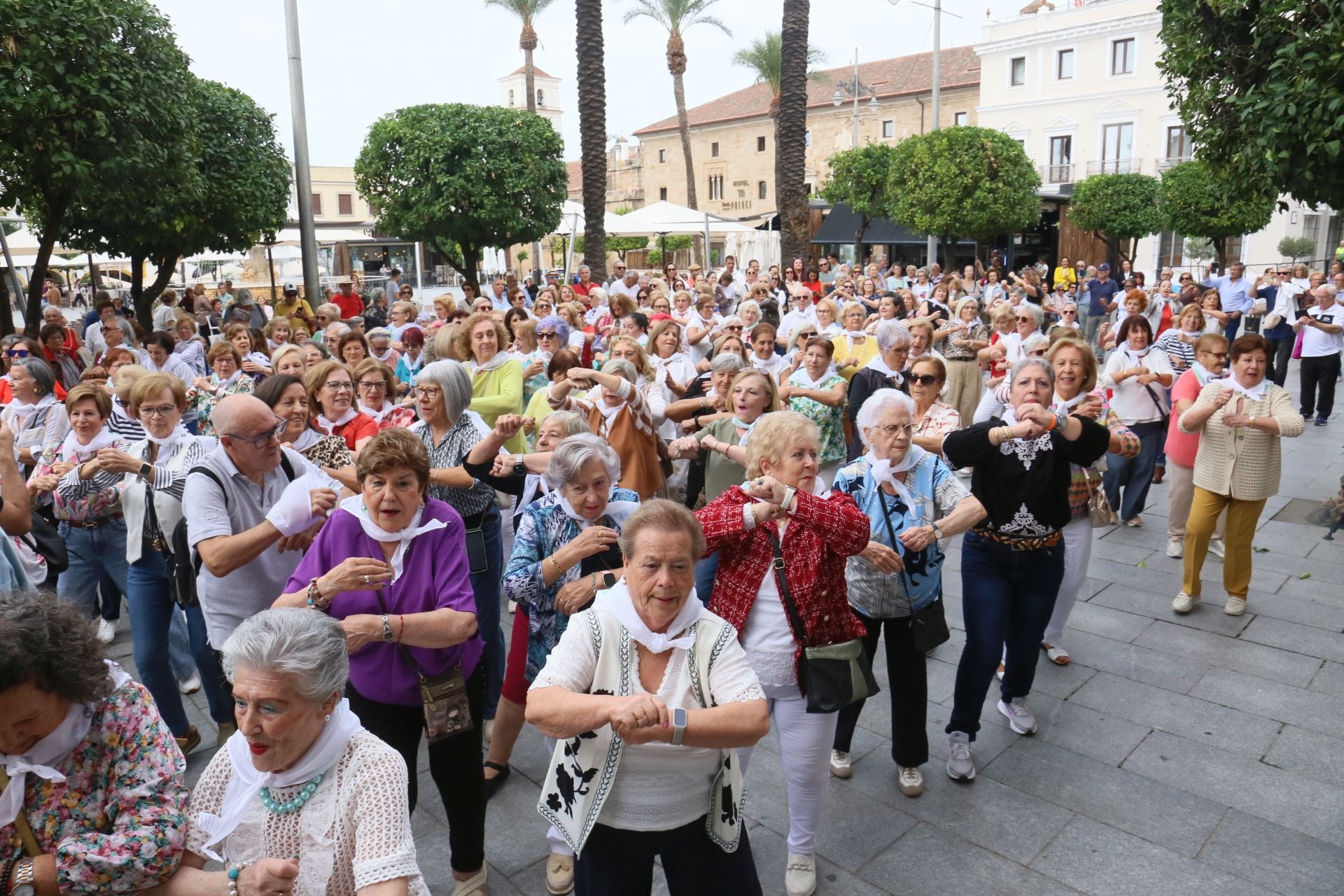 Fotos | Así ha sido el concurrido flashmob que han protagonizado los mayores en Mérida