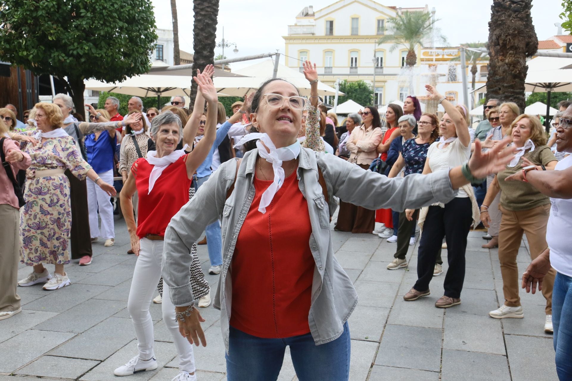 Fotos | Así ha sido el concurrido flashmob que han protagonizado los mayores en Mérida