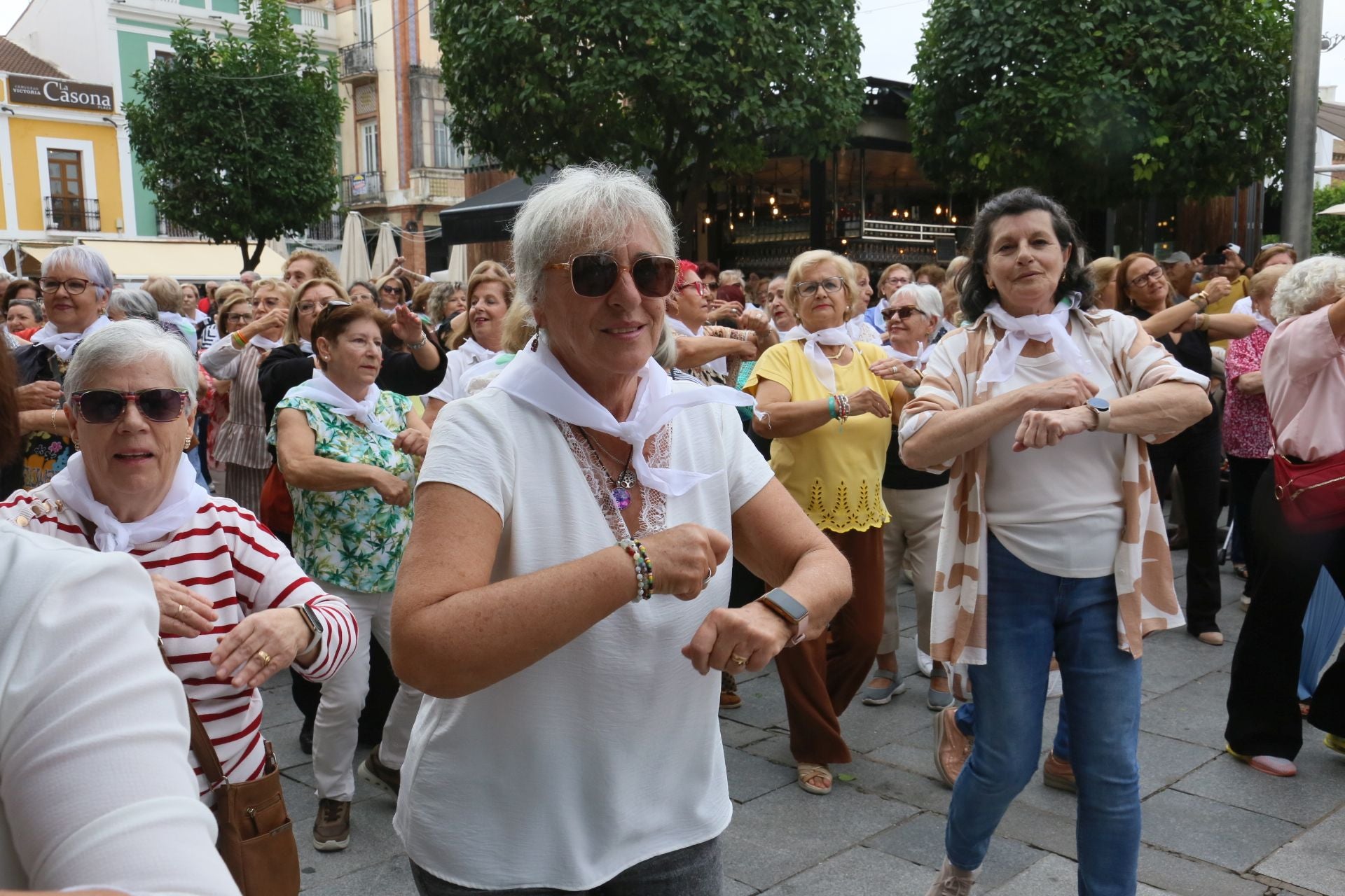 Fotos | Así ha sido el concurrido flashmob que han protagonizado los mayores en Mérida