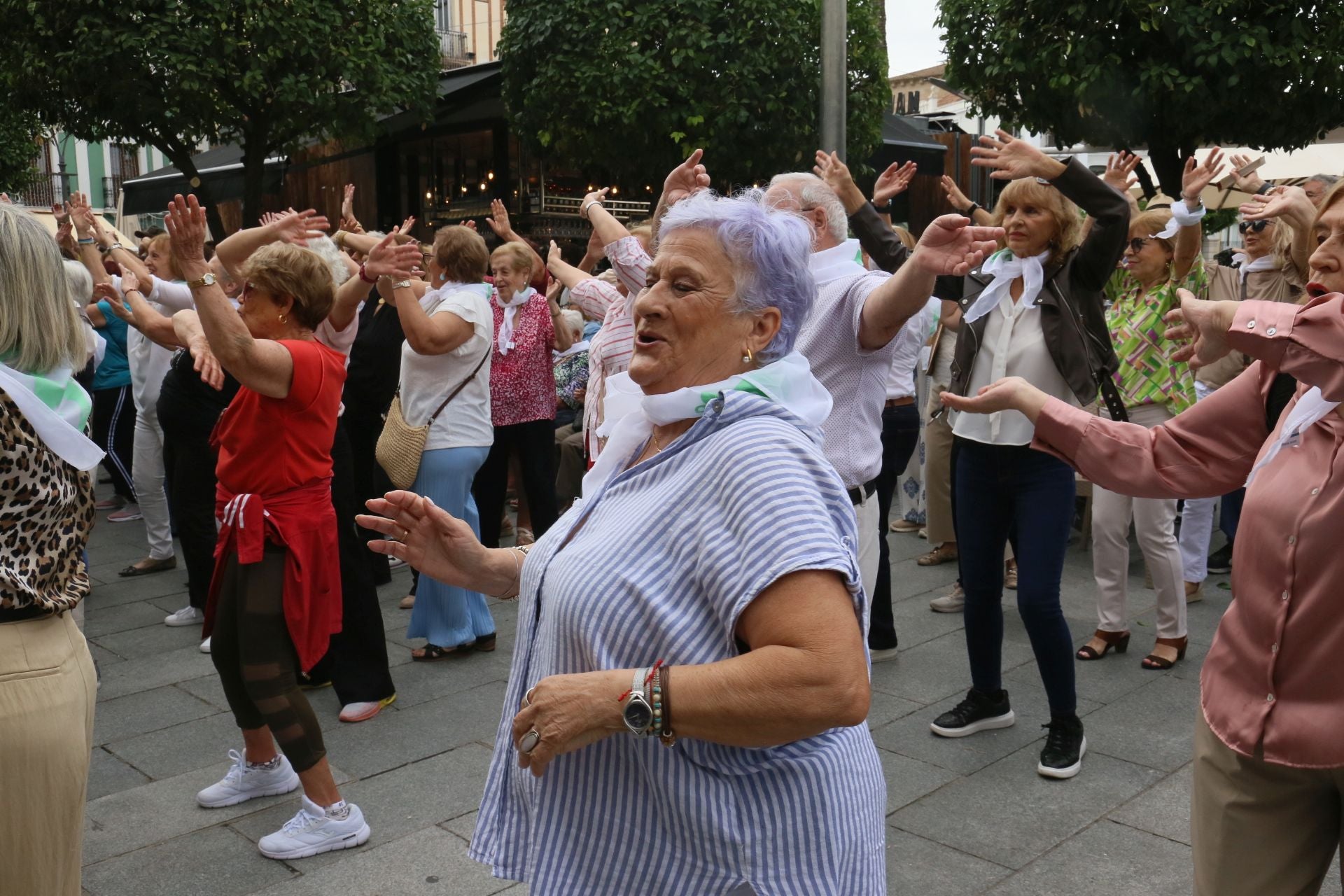 Fotos | Así ha sido el concurrido flashmob que han protagonizado los mayores en Mérida