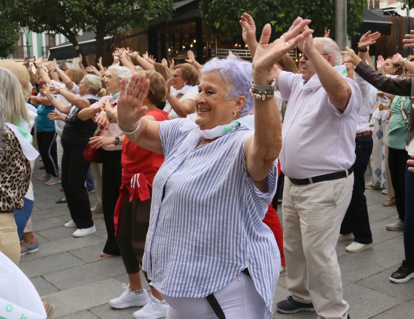 Fotos | Así ha sido el concurrido flashmob que han protagonizado los mayores en Mérida