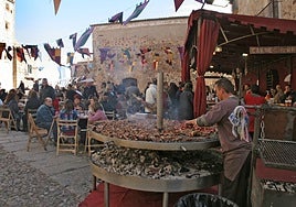 Puestos de comida del Mercado Medieval instalados en la plaza de San Mateo de Cáceres.