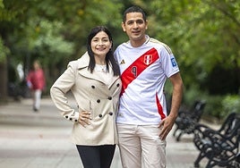 Jacky García y Jean Paul Torres, impulsores de la nueva asociación Conectado Peruanos en Extremadura, en el Paseo de Cánovas.