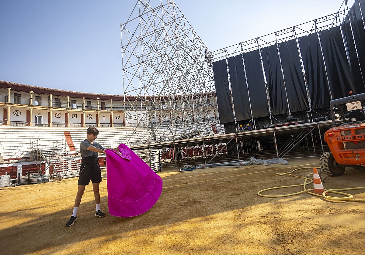 Montaje el pasado mes de julio del escenario para el concierto de Rozalén en la Era de los Mártires.