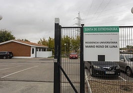 Acceso a la residencia Roso de Luna de Cáceres, en donde viven 84 alumnos universitarios.